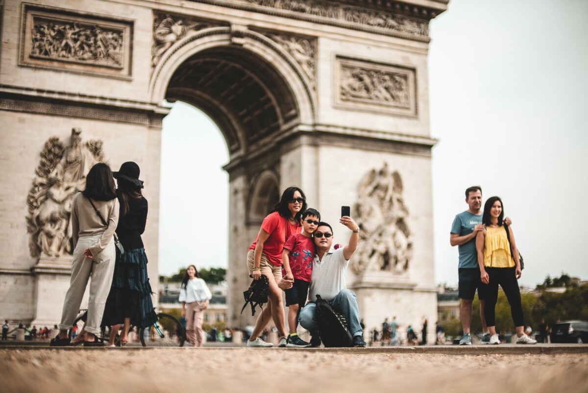 How to Remove Photobombers from your Travel Photos • AirBrush