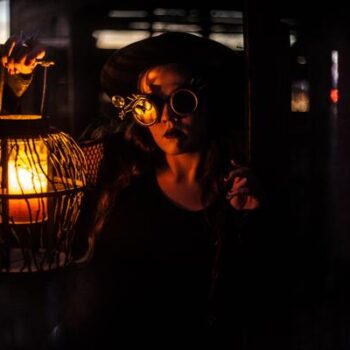 mulher macabra segurando uma lanterna