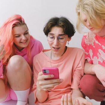 três amigos olhando no celular