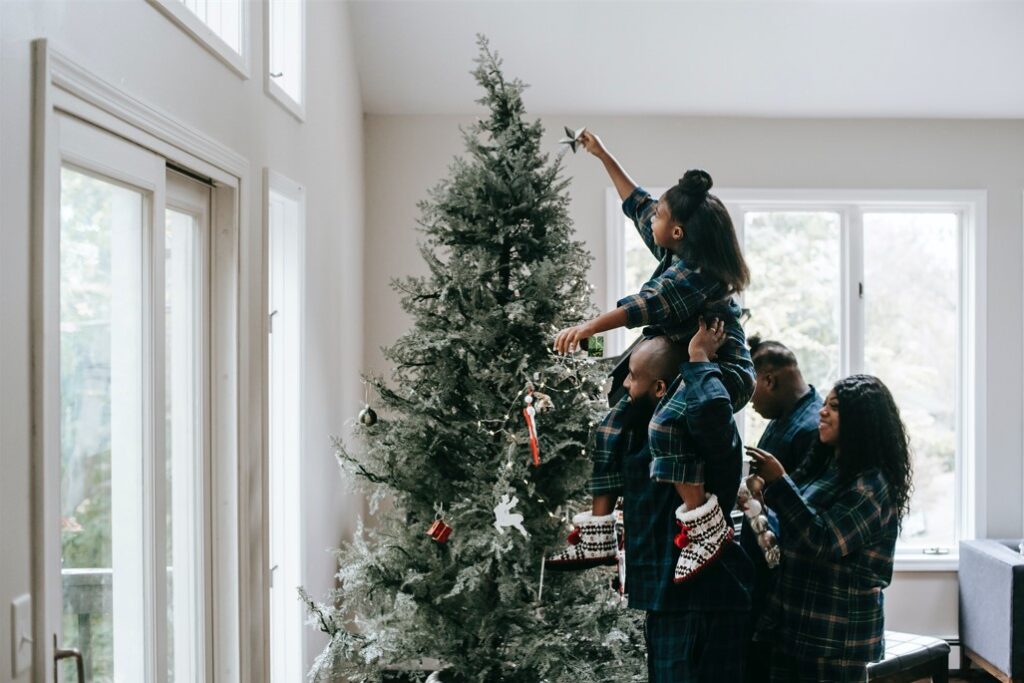 familly decorating a Christmas tree