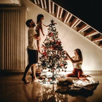 família decorando árvore de natal