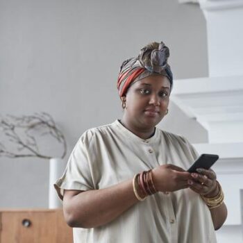 mulher negra usando o celular