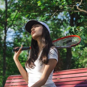 mulher segurando uma raquete de tênis